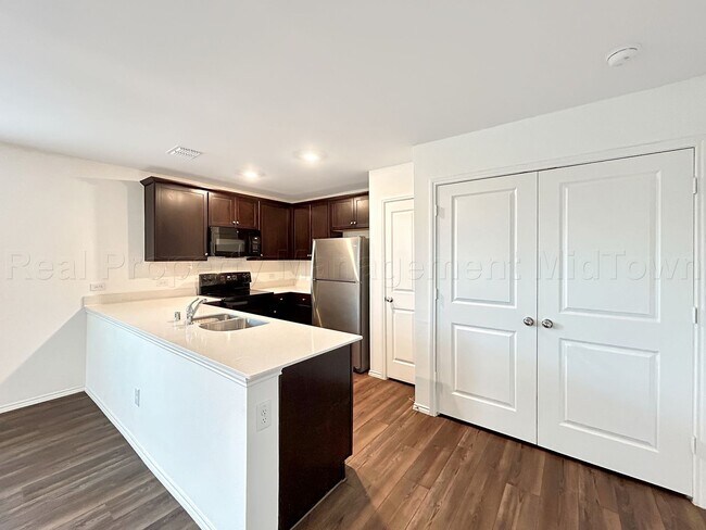 Building Photo - Charming 3 bedroom, 2 bathroom home locate...