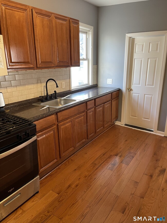 Foto del edificio - 1199 Iranistan Ave