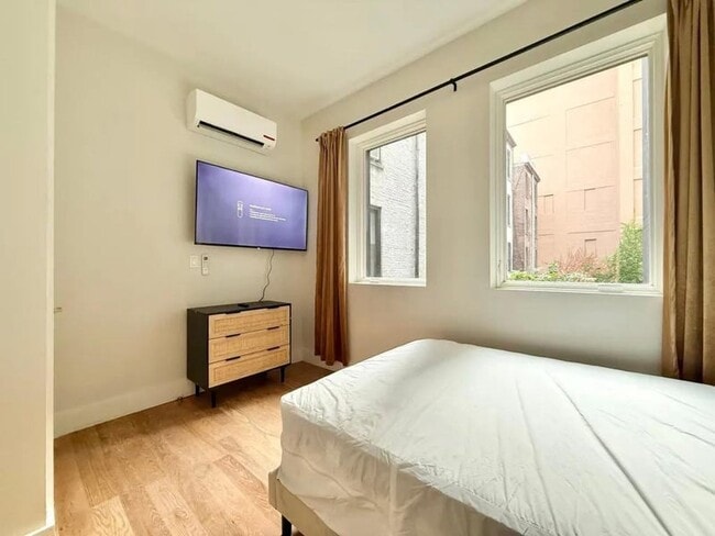 Building Photo - Nice room in a good neighborhood