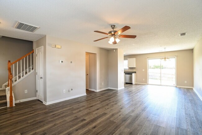 Foto del edificio - 913 River Trail Rd