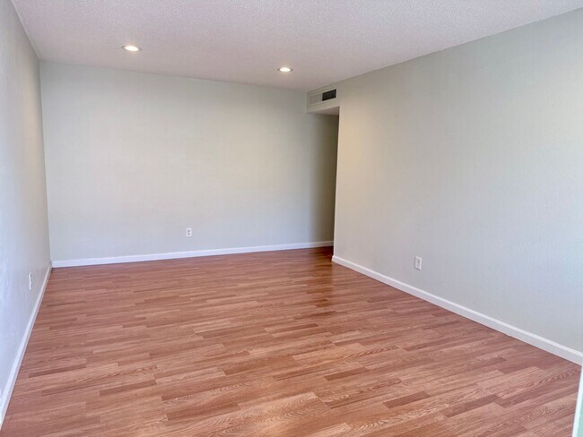 Foto del edificio - 5803 Woodleigh Dr