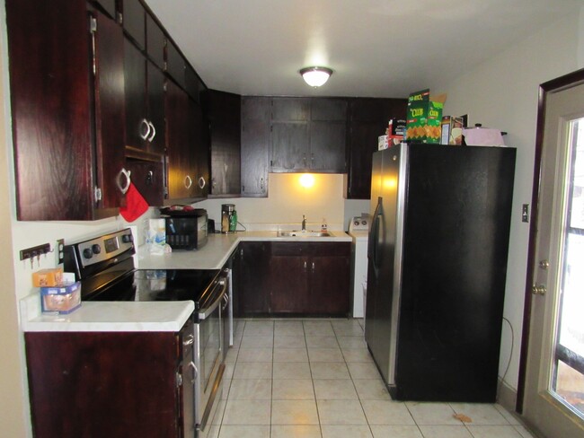 Foto del edificio - Washer & Dryer Included + Fenced In Back Y...