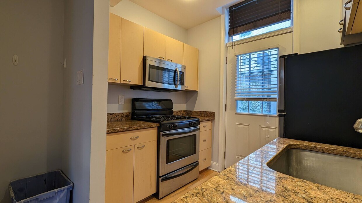 Foto principal - 2 Bedroom Graduate Hospital Townhome for Rent