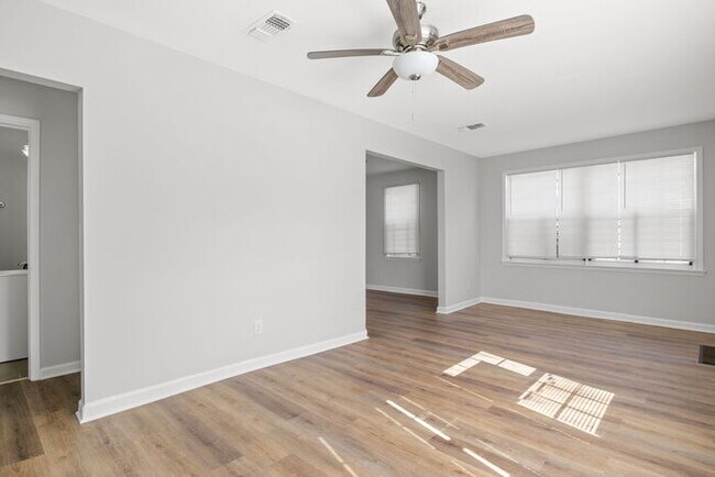 Building Photo - Newly Updated 5 bedroom Vouchers Accepted!...