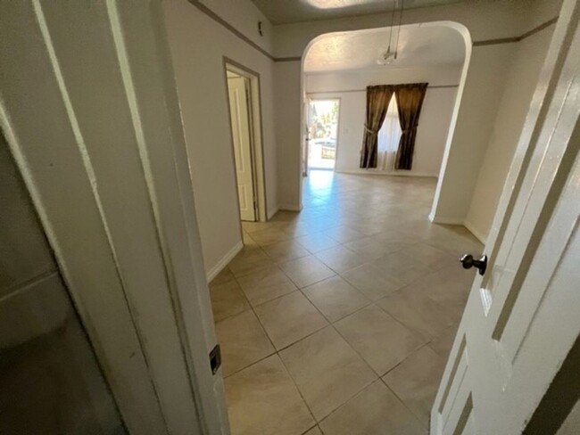 Foto del edificio - 2084 Irving Ave