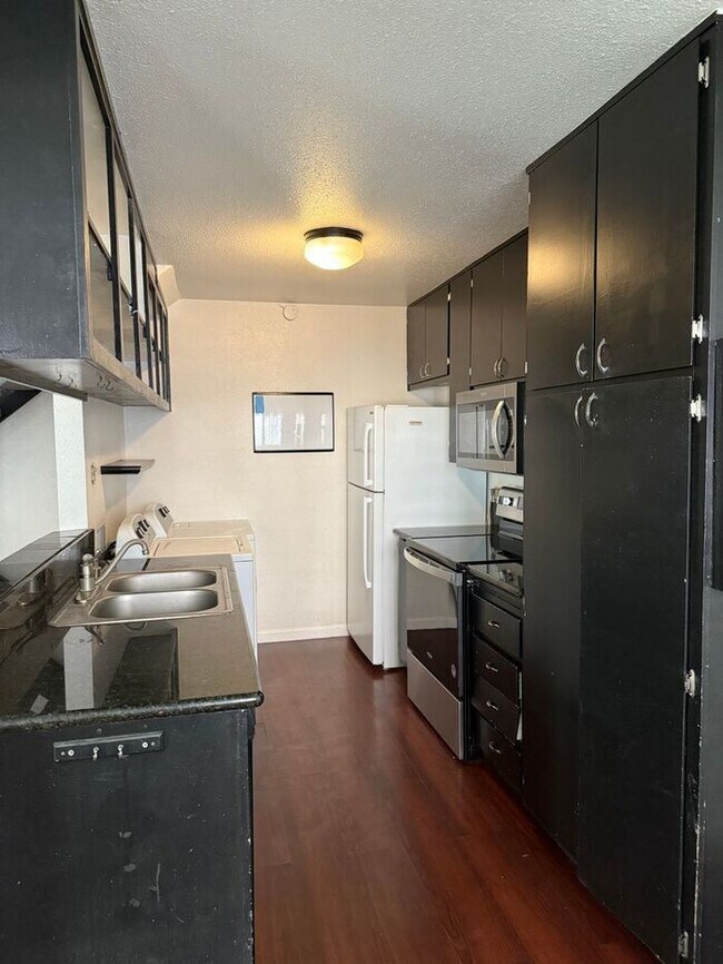 Building Photo - 2-Bedroom Townhouse Near Shopping, Dining & Freeway Access