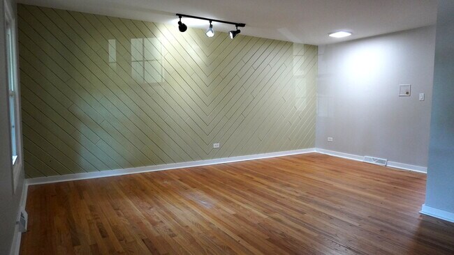 Building Photo - 414 Lakeview Dr