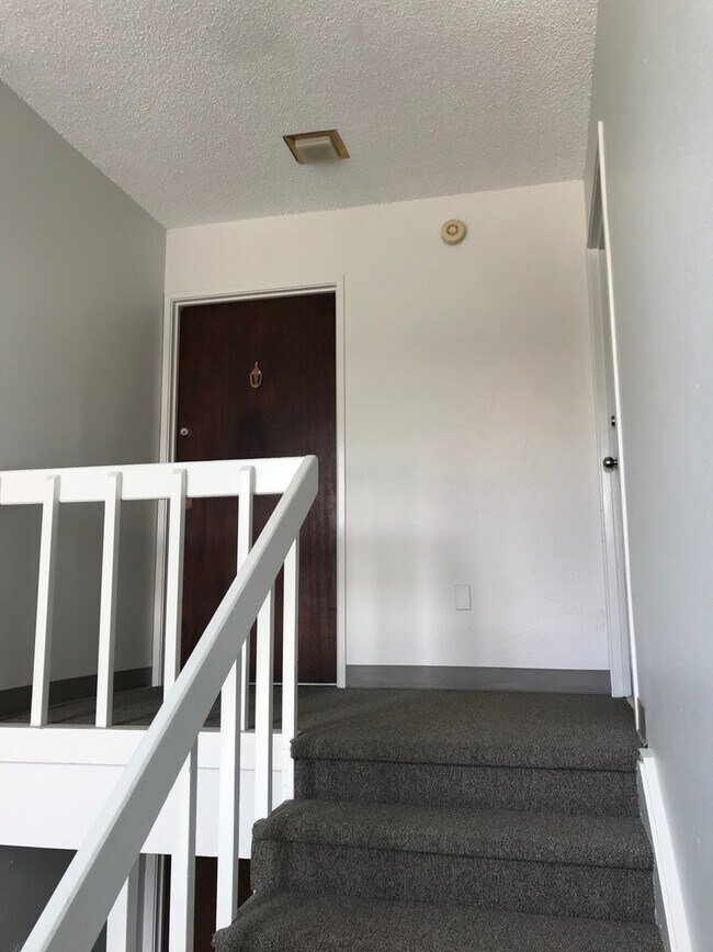 Foto del edificio - 2 Bed 1 Bath South Facing Top Floor Corner...