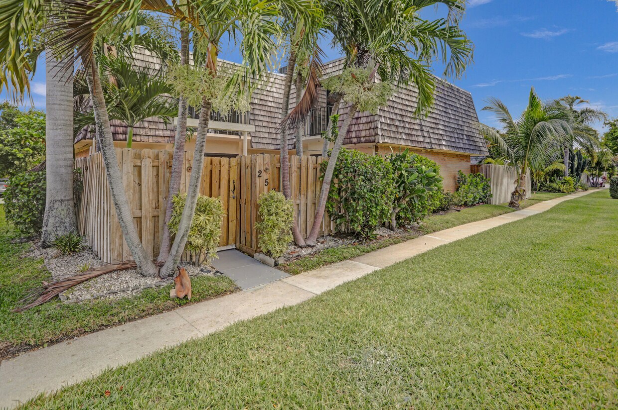 257 Lake Arbor Dr, Palm Springs, FL 33461 Townhome Rentals in Palm