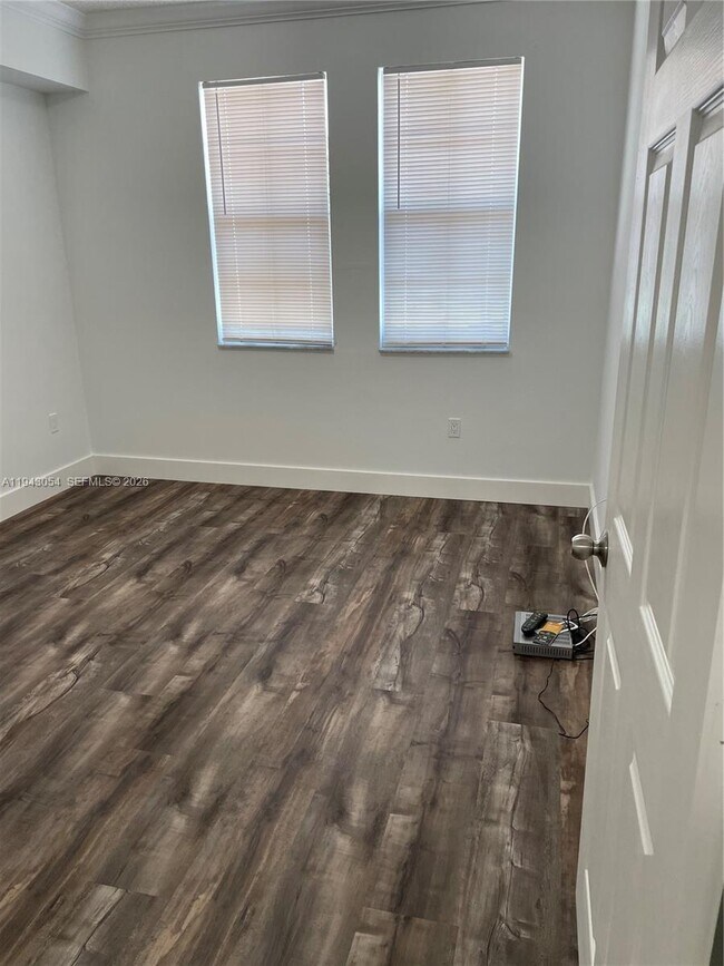 Foto del edificio - 533 NE 3rd Ave