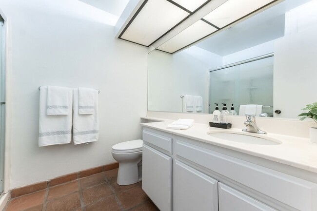 Building Photo - 1964 Olivewood Ct