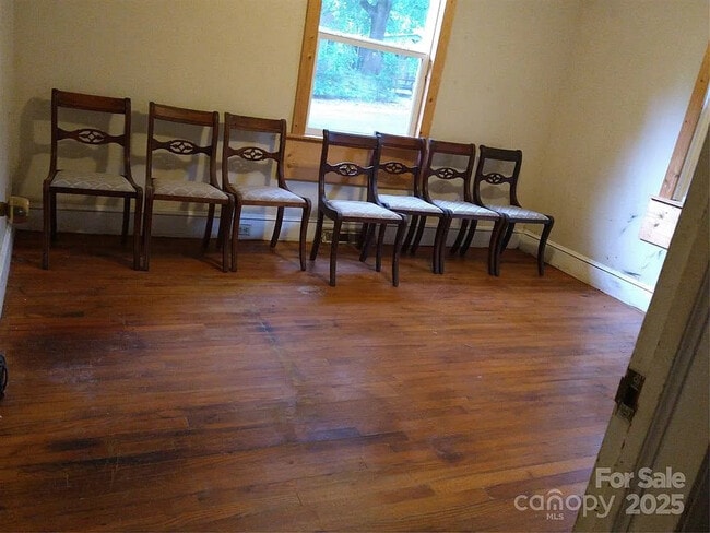 Foto del edificio - Room in House on Bethel Rd