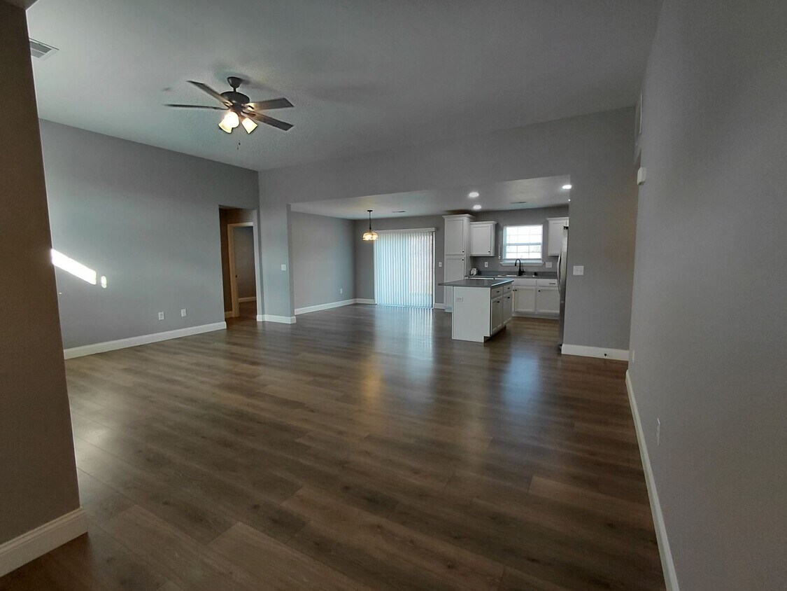 Foto principal - Beautiful home close to post