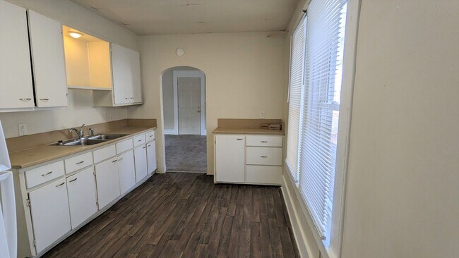 Foto del edificio - 247 W. Southern. large 2 bedroom house