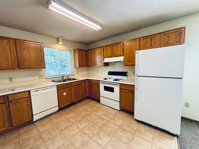 Building Photo - 4 Bed 2 Bath Centrally Located - Pre Leasing for the 2026/2027 School Year!