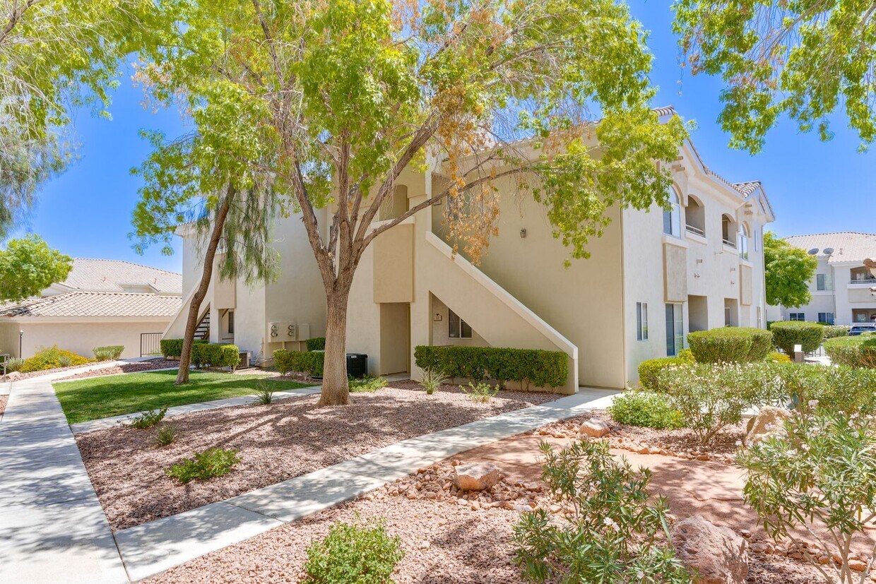 Primary Photo - Charming 2-Bed/2-Bath Condo with Dual Mast...