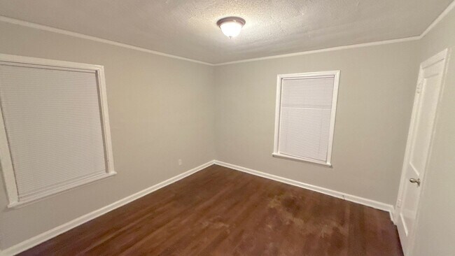 Building Photo - 2370 Larose Ave