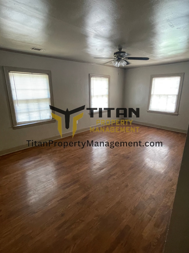 Building Photo - Charming Downtown Apartment