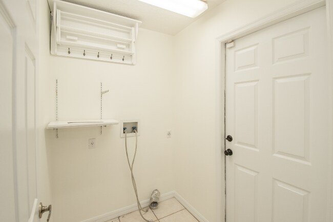 Building Photo - 4828 Jeanette Ct