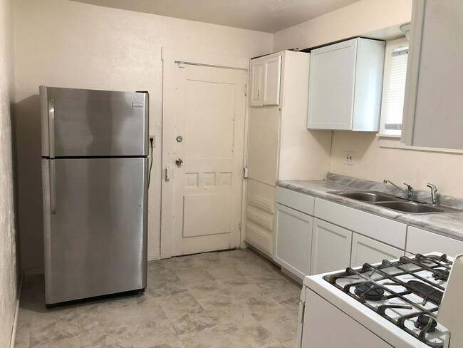 Building Photo - 3 BED 1 BATH SINGLE FAMILY IN THE SOUTH BR...