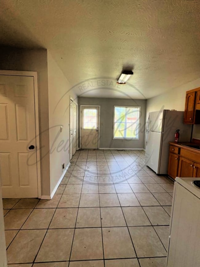 Building Photo - Three Bedroom Ranch with Appliances in Col...