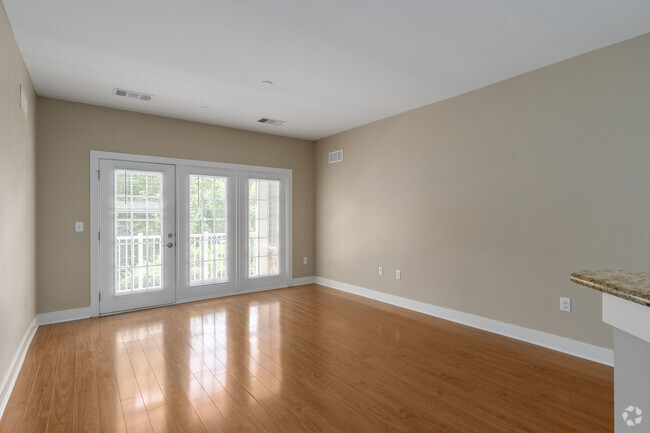 Sala de estar de 2BR, 2BA con comedor, 1412SF pies cuadrados - New Britain