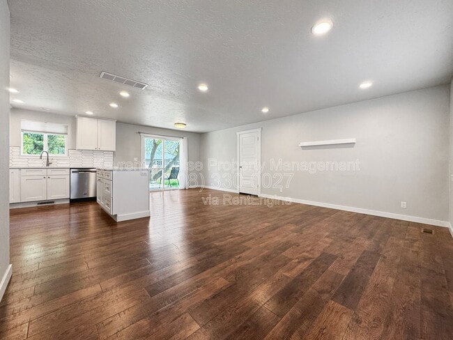 Building Photo - 2918 N Redway Rd