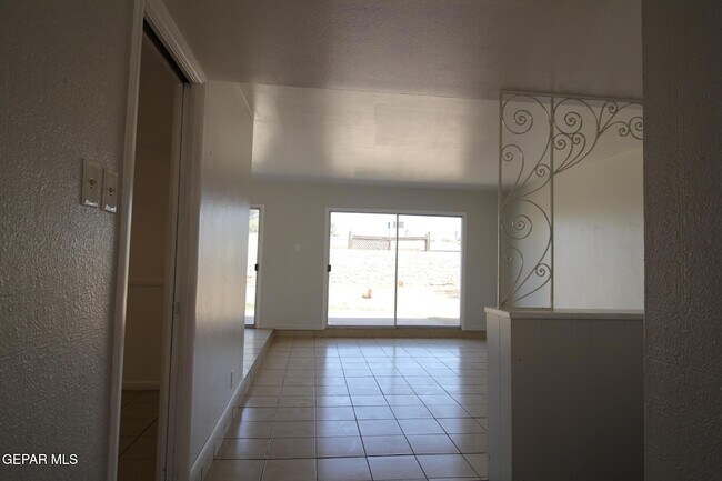 Foto del edificio - 317 Thunderbird Dr