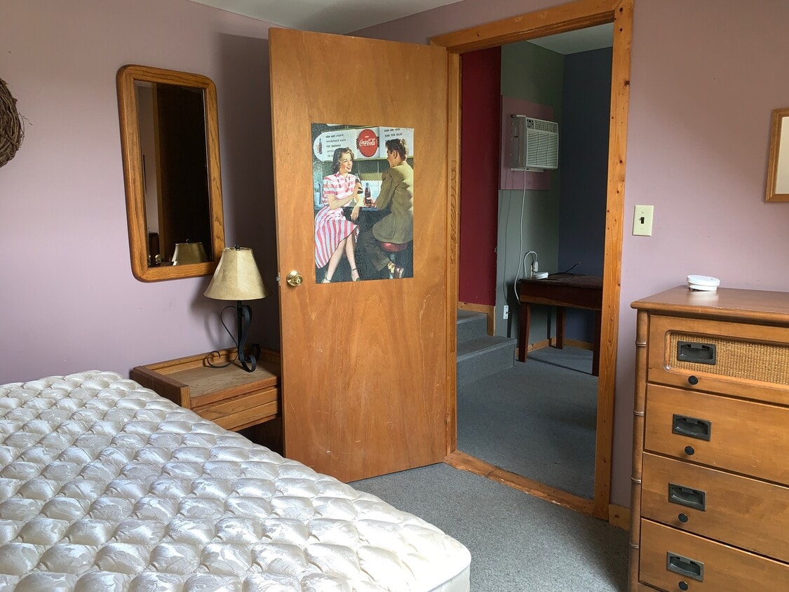 1 bedroom..furniture not included - 140 E Main St