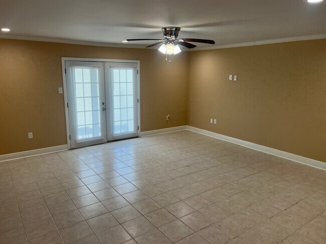 Building Photo - 5560 Maple Ridge Dr