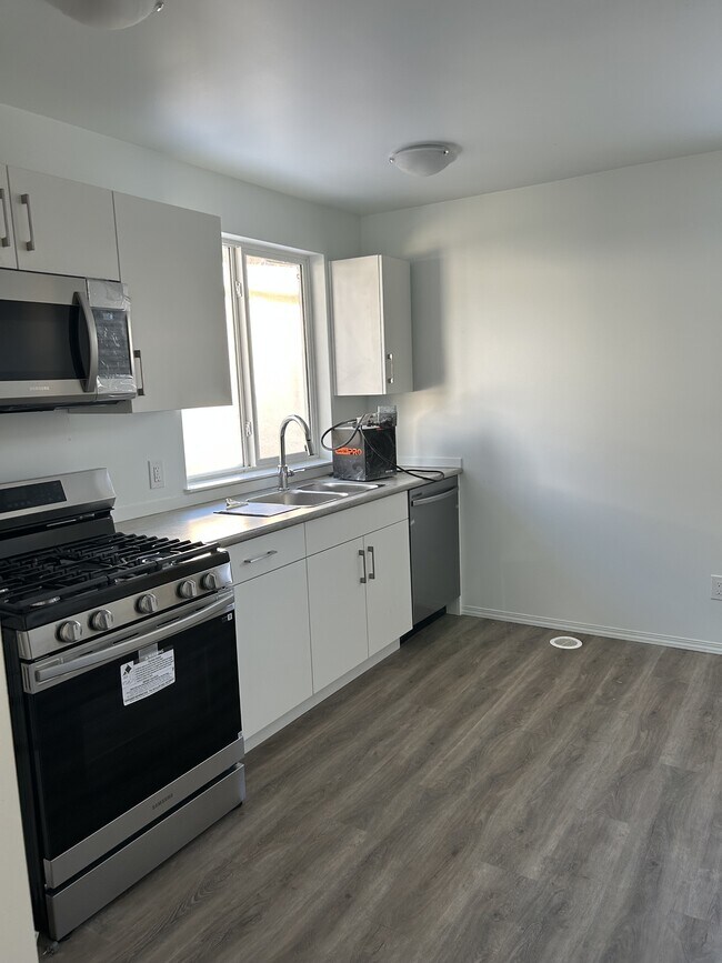 Building Photo - 11813-11847 47 St NW