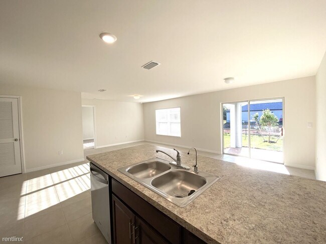 Foto del edificio - 4 br, 2 bath House - 4148 Northeast 21st A...