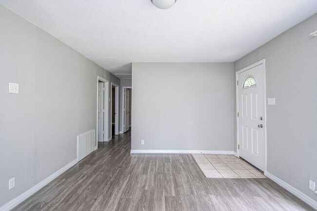 Building Photo - Charming 3-Bedroom Home with Large Fenced Backyard in Little Rock!