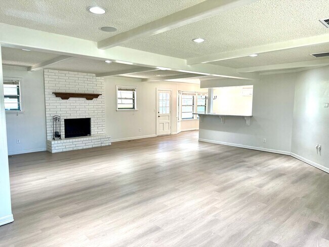 Building Photo - Completely Remodeled 3 Bed 2 Bath Home wit...