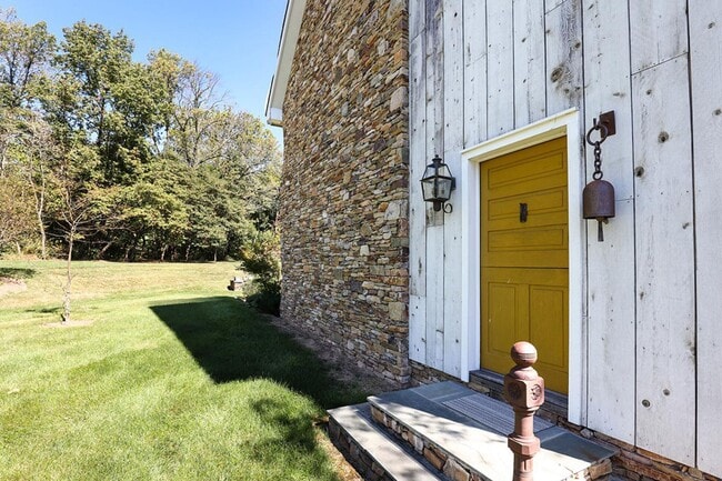 Building Photo - 375 Pineville Rd