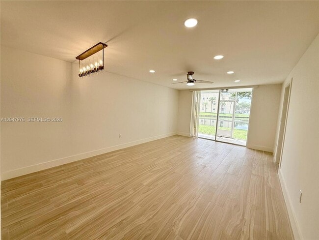 Foto del edificio - 8600 Sunrise Lakes Blvd