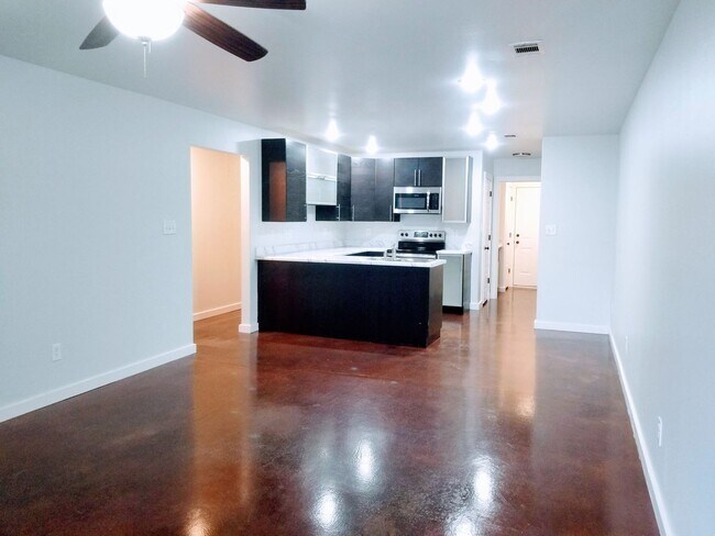 Foto del edificio - *****L@@K AT ME! BRYANT 3BR/2BA DUPLEX FOR...