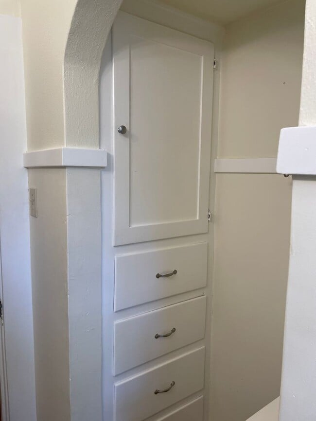 Building Photo - Gorgeous updated property!
