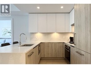Building Photo - 423 6th St