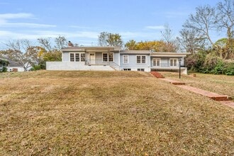 Building Photo - 905 8th Ave N