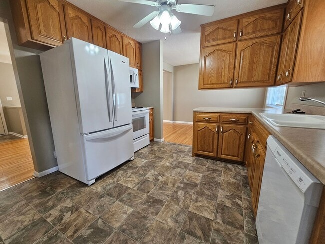 Building Photo - Great NE 3 Bedroom 2 Bath with Garage, close to shopping and I380 access