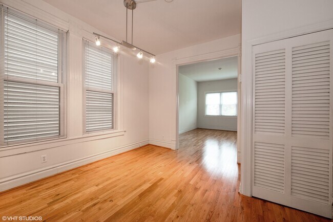 Foto del edificio - 3041 N Southport Ave