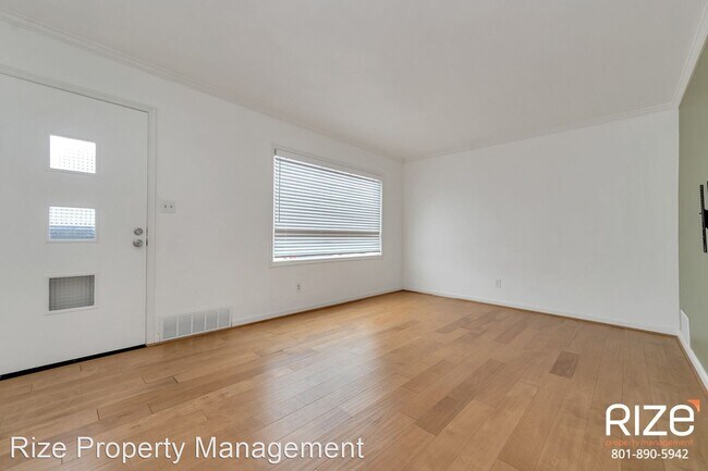 Building Photo - 4 br, 2 bath House - 229 E Leslie Ave