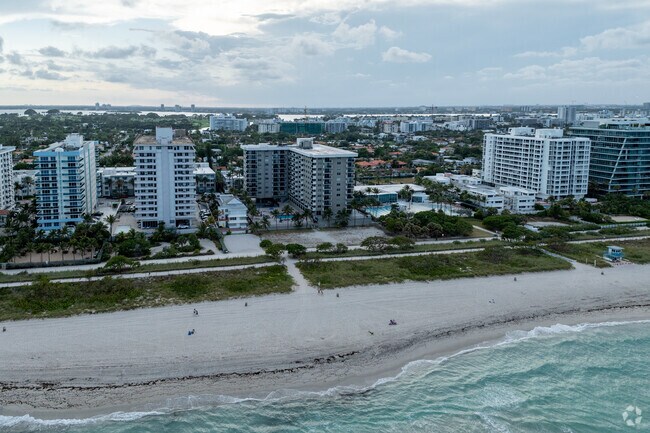 9273 Collins Ave - The Manatee