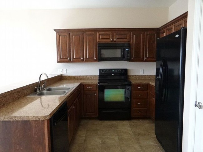Building Photo - 2/1.5/1 Great Duplex in Nederland NISD