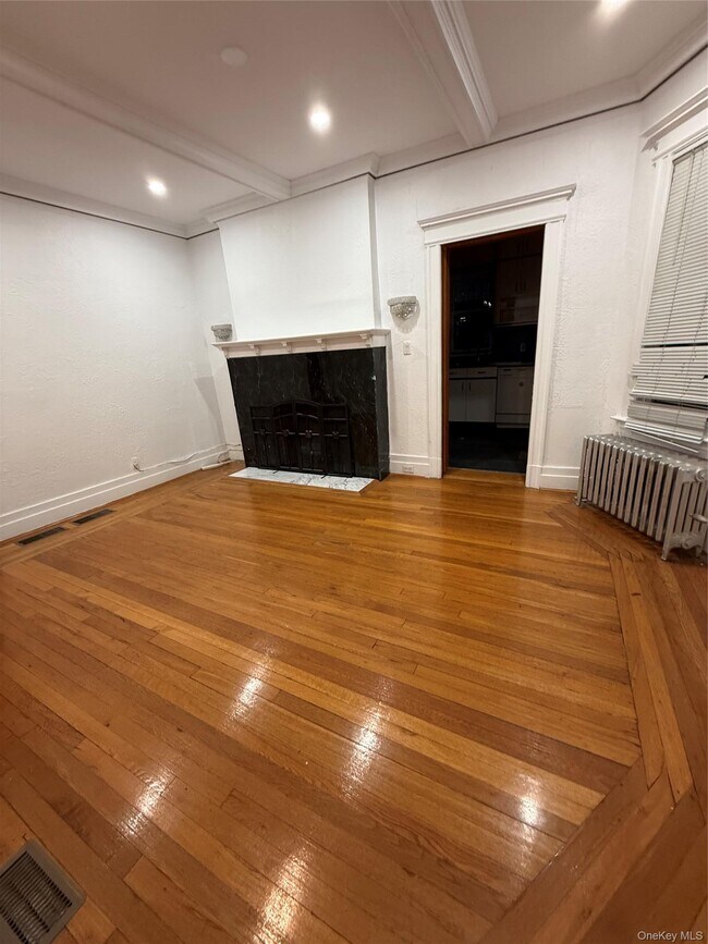 Building Photo - 162-15 85th Ave
