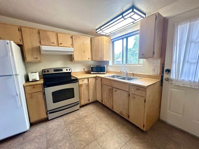 Building Photo - Charming W. Alameda Guest House