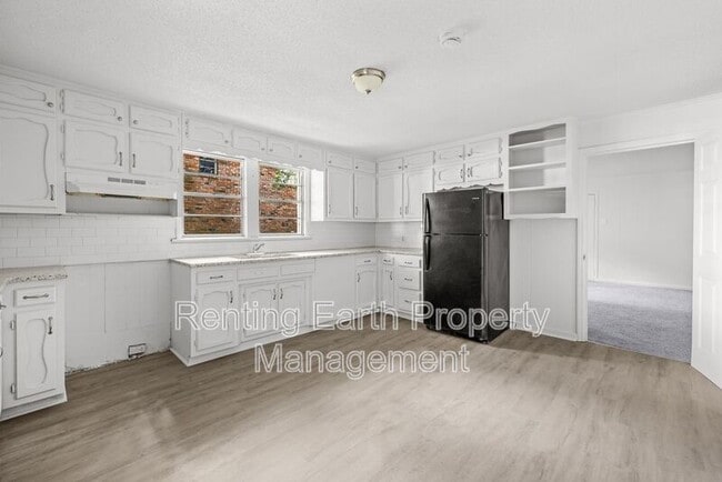 Building Photo - 705 5th Ave