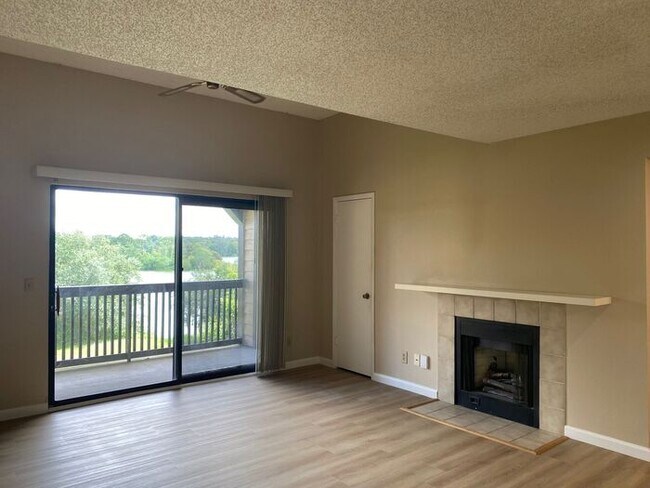 Foto del edificio - MOVE-IN SPECIAL!!!Charming 1-Bedroom Condo...