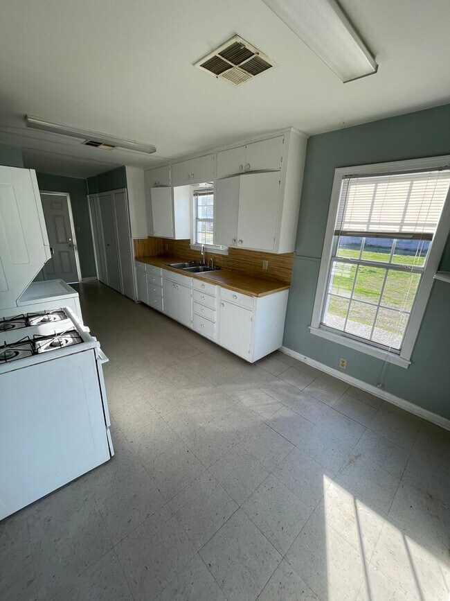 Building Photo - 3605 Maplewood Dr